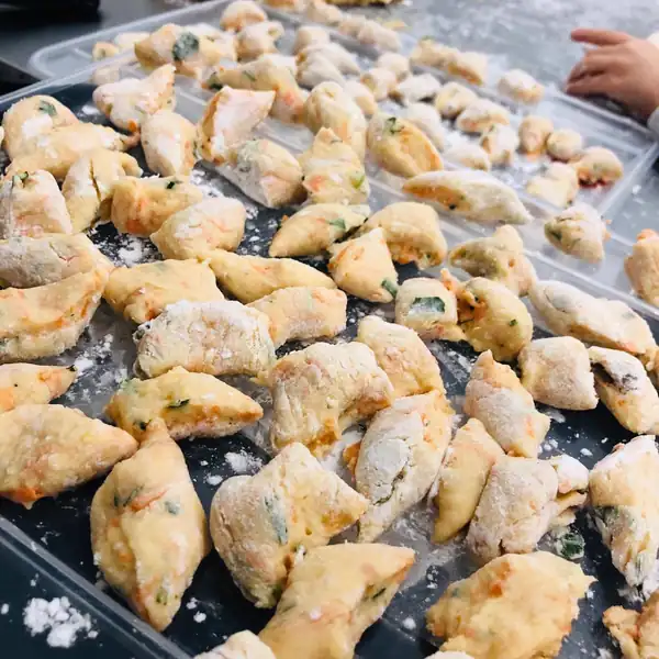 Ręcznie lepione pierogi na blacie
